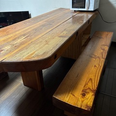 手作りのテーブルと長椅子2脚の画像