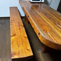 手作りのテーブルと長椅子2脚の画像