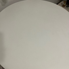 白 丸テーブルの画像