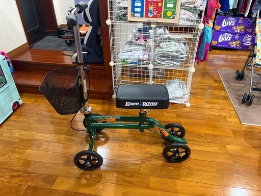 Knee Rover 膝用歩行器 グリーン　松葉杖代わりに　四輪車　ディスプレイ Knee Rover 膝用歩行器 グリーン 松葉杖代わりに 四輪車