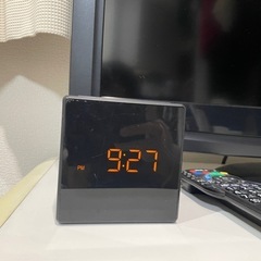 【取引予定者確定】テレビ&テレビ台&時計の画像