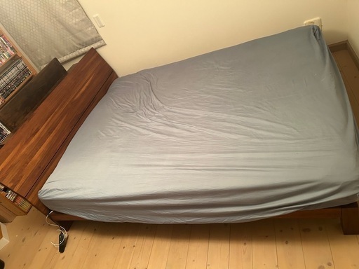 ウォールナット　クイーンサイズベッド