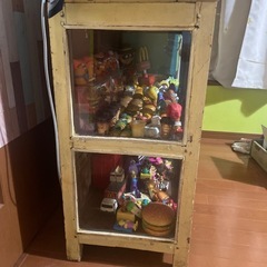 アンティークガラス棚の画像