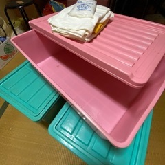 プラスチック衣装ケース3個　おまけタオル5枚ほどの画像