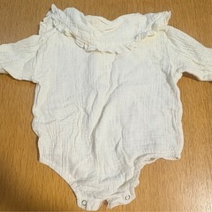 ホワイトフリルロンパース 60~70cmの画像