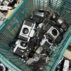 No.3 スクラップ オールドカメラ 部品 大量◆部品取り出来るものかどうか分かりませんが、買い物かご2個分あります◆責任をもって取りに来て頂ける方♪の画像