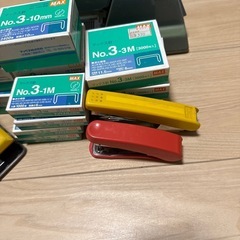 ホッチキスなどのセットの画像