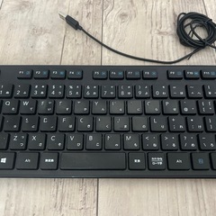 モニター、有線キーボード、ワイヤレスマウスの画像