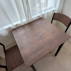 ダイニングテーブルと椅子2脚の画像
