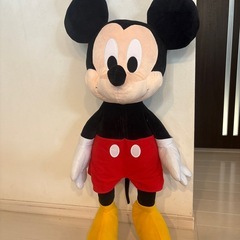 ミッキーマウスのぬいぐるみの画像