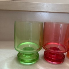 カラフルなプラスチック製グラスの画像