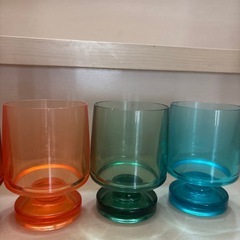 カラフルなプラスチック製グラスの画像
