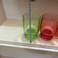 カラフルなプラスチック製グラスの画像