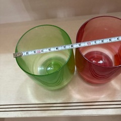 カラフルなプラスチック製グラスの画像
