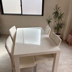 ダイニングテーブルの画像