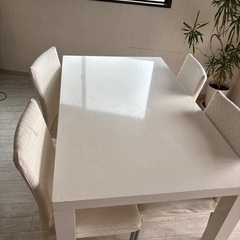 ダイニングテーブルの画像