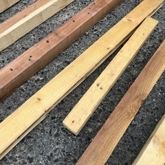 木製パレットを解体した角材の画像