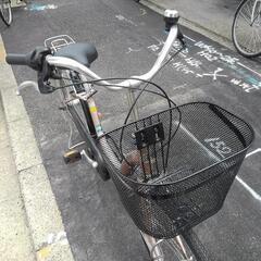 中古自転車３７２６　前後タイヤ新品！　元電動　ブリヂストン　２６インチ　３段ギヤ　ダイナモライト　アルミフレーム　キッキーと音がならない後輪ローラーブレーキ
錆びにくい部品：ハンドル・リム・スポーク・ドロヨケ・前ブレーキ・クランク・リヤキャリア・フレーム
＊元電動自転車をバッテリー・スイッチ類を外して出品しました。普通に走行できます！通常より少しお安くしています。の画像