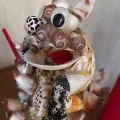 貝殻🐚でできたシーサーの置物の画像