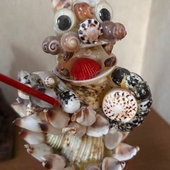 貝殻🐚でできたシーサーの置物の画像