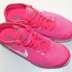 無料配達します🚚ジム・朝の散歩に💖定価1万円💖美品💖ナイキ💖23㎝💖トレーニングランニングシューズ💖の画像