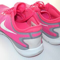 無料配達します🚚ジム・朝の散歩に💖定価1万円💖美品💖ナイキ💖23㎝💖トレーニングランニングシューズ💖の画像