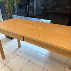 天然木　木製引き出し付きテーブル　ダイニングテーブルの画像