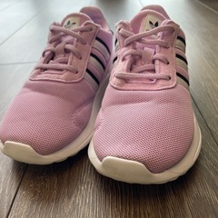 adidas キッズスニーカーの画像