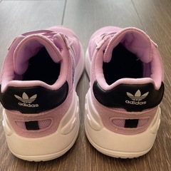 adidas キッズスニーカーの画像