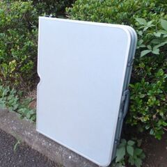 アウトドア用折りたたみテーブルの画像