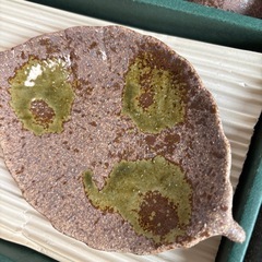 備前焼　葉っぱの形のお皿とお湯呑み　各5個の画像