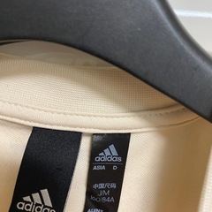 adidasトップスの画像