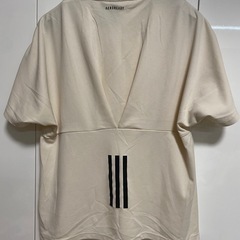 adidasトップスの画像