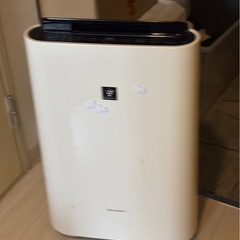 
掃除機・空気清浄機・テーブル・布団・ソファの画像
