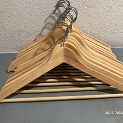 美品 スーツ・ジャケットハンガー（木製）の画像