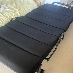 黒の折りたたみベッド/foldable bed with rollersの画像