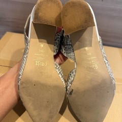 【Le Talon GRISE】パイソン柄スリングバックパンプス（23.5cm）の画像