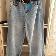 新品未使用ジーパン　ベルト付きの画像