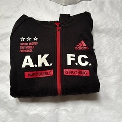 adidasパーカー(130サイズ)の画像