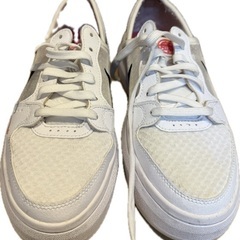 【NIKE】ホワイトスニーカー／ハワイ購入品（24.~24.5cm）の画像