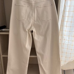 新品未使用　白ジーパンの画像