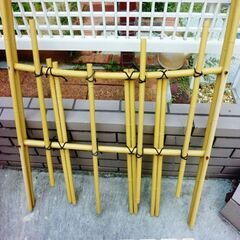和庭園に竹風の柵 と押し入れ、納屋倉庫その収納棚、収納板セットでの画像