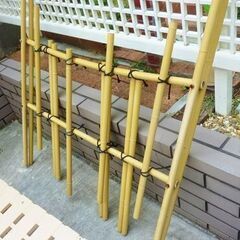 和庭園に竹風の柵 と押し入れ、納屋倉庫その収納棚、収納板セットでの画像