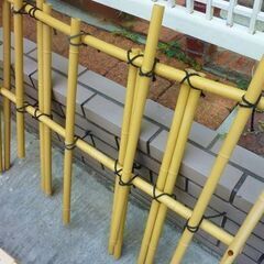 和庭園に竹風の柵 と押し入れ、納屋倉庫その収納棚、収納板セットでの画像