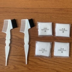 毛染めに入ってるブラシと手袋　50セット以上あります。の画像