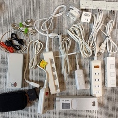 マルチタップ、ケーブル、小さなスピーカー、小さなツールを販売しています。の画像
