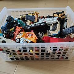 トミカ工場とトミカ約30台の画像