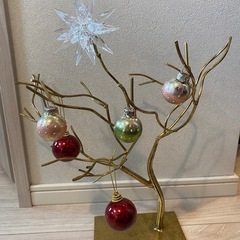 女性服とクリスマス飾りの画像
