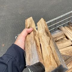 2年乾燥薪。薪ストーブ、薪窯、キャンプ焚き火にお使いください。限定残り3カゴ。の画像