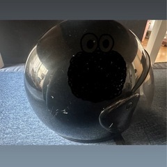 黒のヘルメットの画像